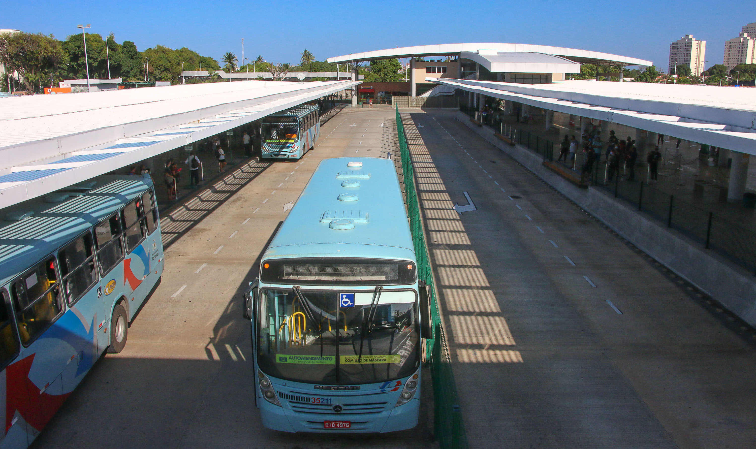 ônibus no terminal de messejana